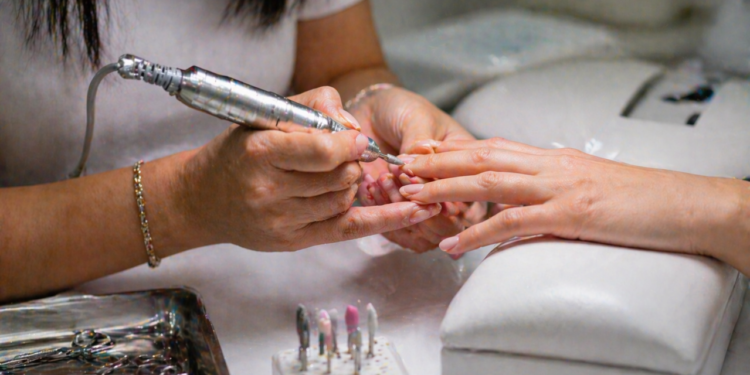 Unhas quadradas voltam à moda e deixam as mãos mais elegantes