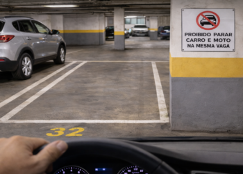 Carro e moto na mesma vaga