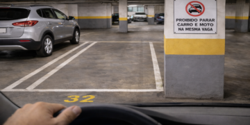 Carro e moto na mesma vaga