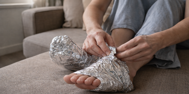 Papel alumínio nos pés alivia cansaço