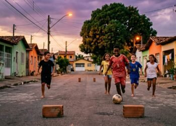 A psicologia revela que a geração que cresceu brincando na rua possui uma capacidade de resolução de conflitos que não é ensinada em nenhuma universidade