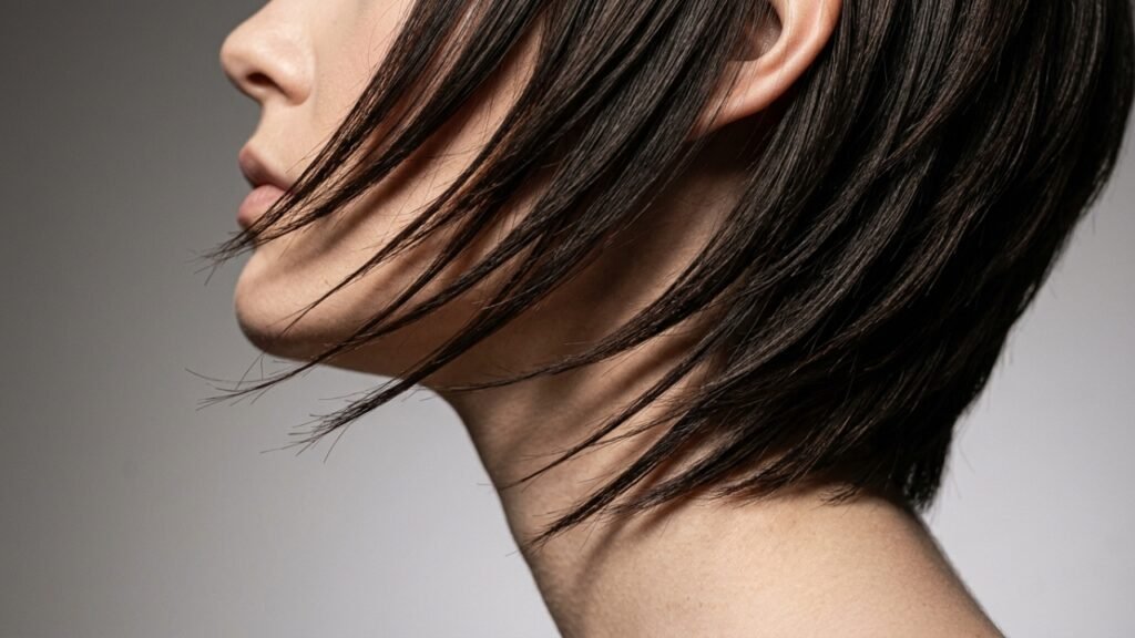 Esse corte de cabelo virou febre por criar efeito de lipo no rosto sem procedimentos e com resultado imediato no espelho