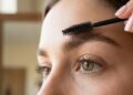 Rotina com óleo para sobrancelhas: o passo a passo simples que ajuda a melhorar a textura e dar mais volume aos fios