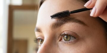 Rotina com óleo para sobrancelhas: o passo a passo simples que ajuda a melhorar a textura e dar mais volume aos fios