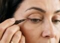 Como o delineado ideal pode transformar olhos pequenos e cansados em um visual radiante e sofisticado