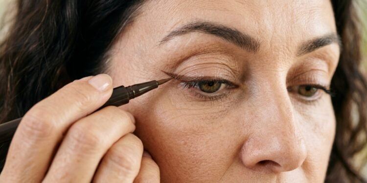 Como o delineado ideal pode transformar olhos pequenos e cansados em um visual radiante e sofisticado