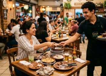 O que significa quando uma pessoa ajuda os garçons a retirar os pratos da mesa, segundo a psicologia
