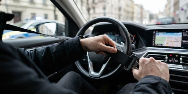 Motoristas podem levar multa de R$ 1.240 e 4 pontos na CNH por esquecer um item básico no carro