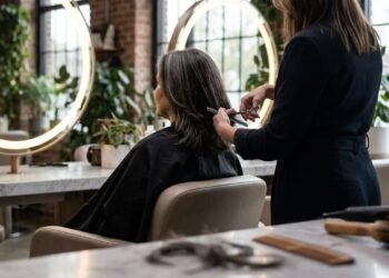 O corte de cabelo que mais valoriza o rosto quadrado em 2026 e quase ninguém conhece