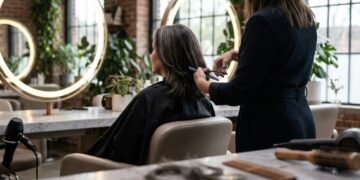 O corte de cabelo que mais valoriza o rosto quadrado em 2026 e quase ninguém conhece
