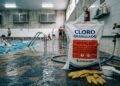 Cloro de piscina pode virar risco grave quando o uso errado transforma limpeza em perigo real