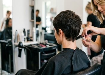 Esse corte rejuvenesceu anos e mudou a forma como ela se enxerga diante do espelho