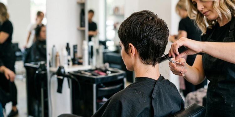 Esse corte rejuvenesceu anos e mudou a forma como ela se enxerga diante do espelho