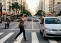 O que significa acenar para agradecer aos carros ao atravessar a rua, segundo a psicologia