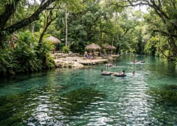 A praia de água doce cristalina, pouco conhecida, é considerada um paraíso escondido