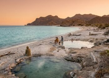 A praia, com águas mornas e areia clara, está localizada a 20 minutos da vila costeira, sendo um local muito apreciado por viajantes experientes