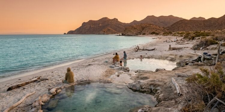 A praia, com águas mornas e areia clara, está localizada a 20 minutos da vila costeira, sendo um local muito apreciado por viajantes experientes