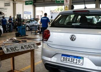 Motoristas devem realizar troca de placa nessas 4 situações para evitar multa de R$ 293