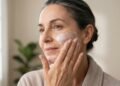 Adeus potinhos acumulados, a rotina de skincare simples que virou a nova tendência das mulheres