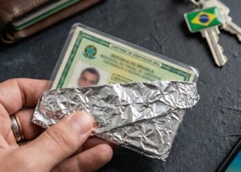 Envolver o seu documento de identidade em papel alumínio: por que é recomendado e para que serve