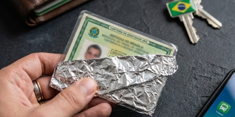 Envolver o seu documento de identidade em papel alumínio: por que é recomendado e para que serve