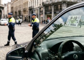 Motoristas recebem multa por não exibir o adesivo de inspeção do veículo