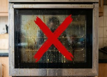 Adeus vidro marrom e gorduroso, a mistura simples para limpar o forno sem esforço
