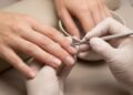 Nova técnica é tendência nos salões por deixar unhas impecáveis por semanas e garantir acabamento mais duradouro