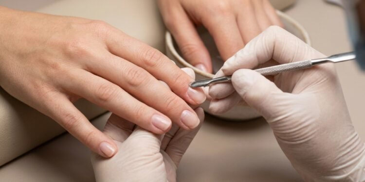 Nova técnica é tendência nos salões por deixar unhas impecáveis por semanas e garantir acabamento mais duradouro