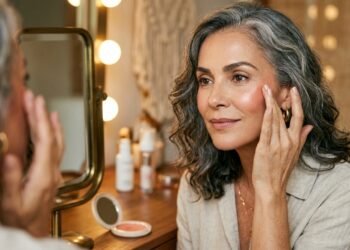 O blush ideal para mulheres depois dos 50 que rejuvenesce a pele sem marcar a textura do rosto