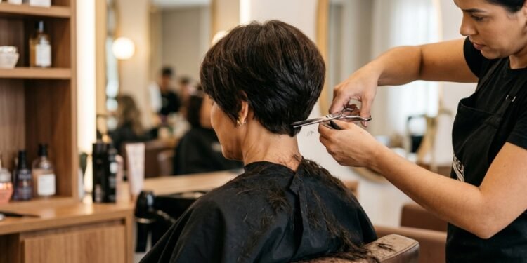 O fenômeno dos cortes curtos que destacam o olhar e trazem uma postura vitoriosa para a mulher 40+