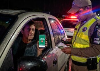 Motoristas abordados com erro na CNH podem levar multa de quase R$ 900