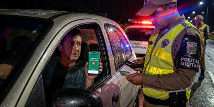 Motoristas abordados com erro na CNH podem levar multa de quase R$ 900