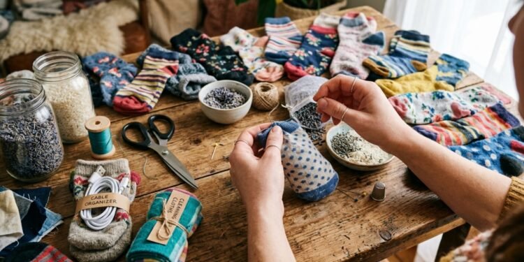 Se você tem meias sem par, aqui vai uma ideia para evitar jogá-las fora e reutilizá-las em casa