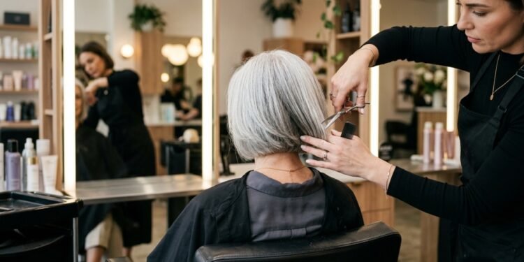 Cortes de cabelo que valorizam mulheres 60+ e deixam o visual mais leve e elegante