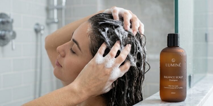 Tem shampoo que parece resolver, mas deixa o cabelo ainda mais oleoso