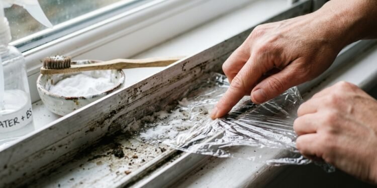 Colocar bicarbonato de sódio e papel filme nos trilhos das janelas: o que faz e por que é recomendado