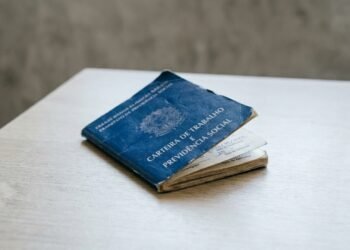 Benefício de até R$ 1.621 é liberado para trabalhadores CLT sem precisar pedir