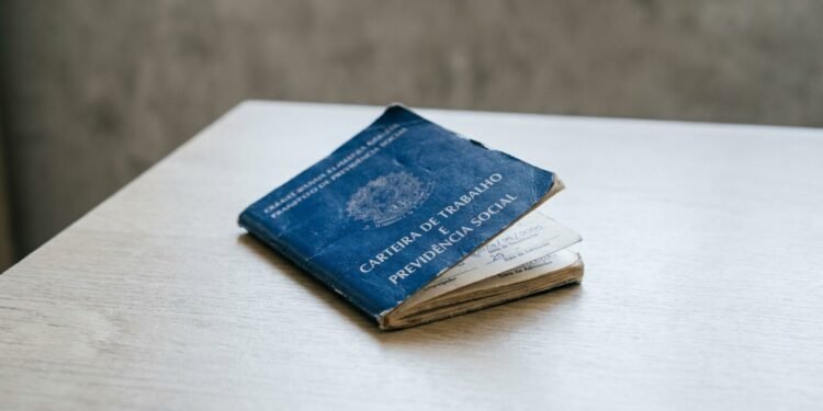 Benefício de até R$ 1.621 é liberado para trabalhadores CLT sem precisar pedir