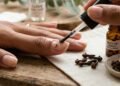 Esta infusão potente de nutrientes protege suas unhas durante as atividades domésticas comuns