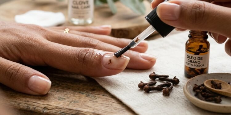 Esta infusão potente de nutrientes protege suas unhas durante as atividades domésticas comuns