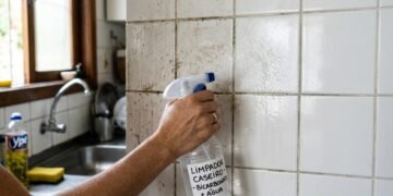 Borrifar bicarbonato de sódio com água em azulejos: para que serve e por que é recomendado