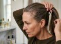 Cabeleireiros alertam: “O uso contínuo de elásticos apertados pode causar quebra e afinamento dos fios”