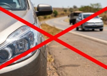 Nova regra do farol ainda faz motoristas levarem multa de R$ 130 por erro comum