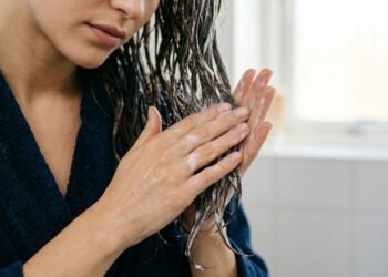 Cabeleireiros e especialistas orientam: "O condicionador deve ser aplicado antes do shampoo para espaçar as lavagens do cabelo."