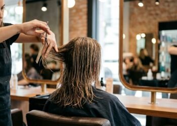 O corte para cabelos finos que rejuvenesce e valoriza mulheres depois dos 50 anos