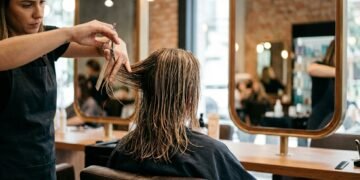 O corte para cabelos finos que rejuvenesce e valoriza mulheres depois dos 50 anos