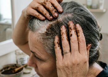 Se você usar canela e café para cobrir cabelos brancos vai rejuvenescer instantaneamente o rosto