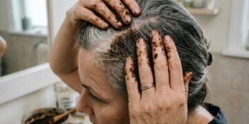 Se você usar canela e café para cobrir cabelos brancos vai rejuvenescer instantaneamente o rosto