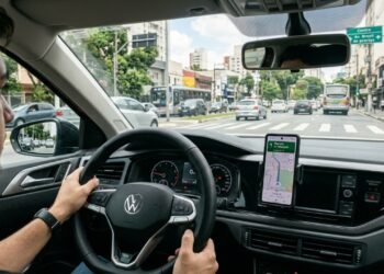 Motoristas que usam suporte para celular precisam de atenção às regras para evitar multas